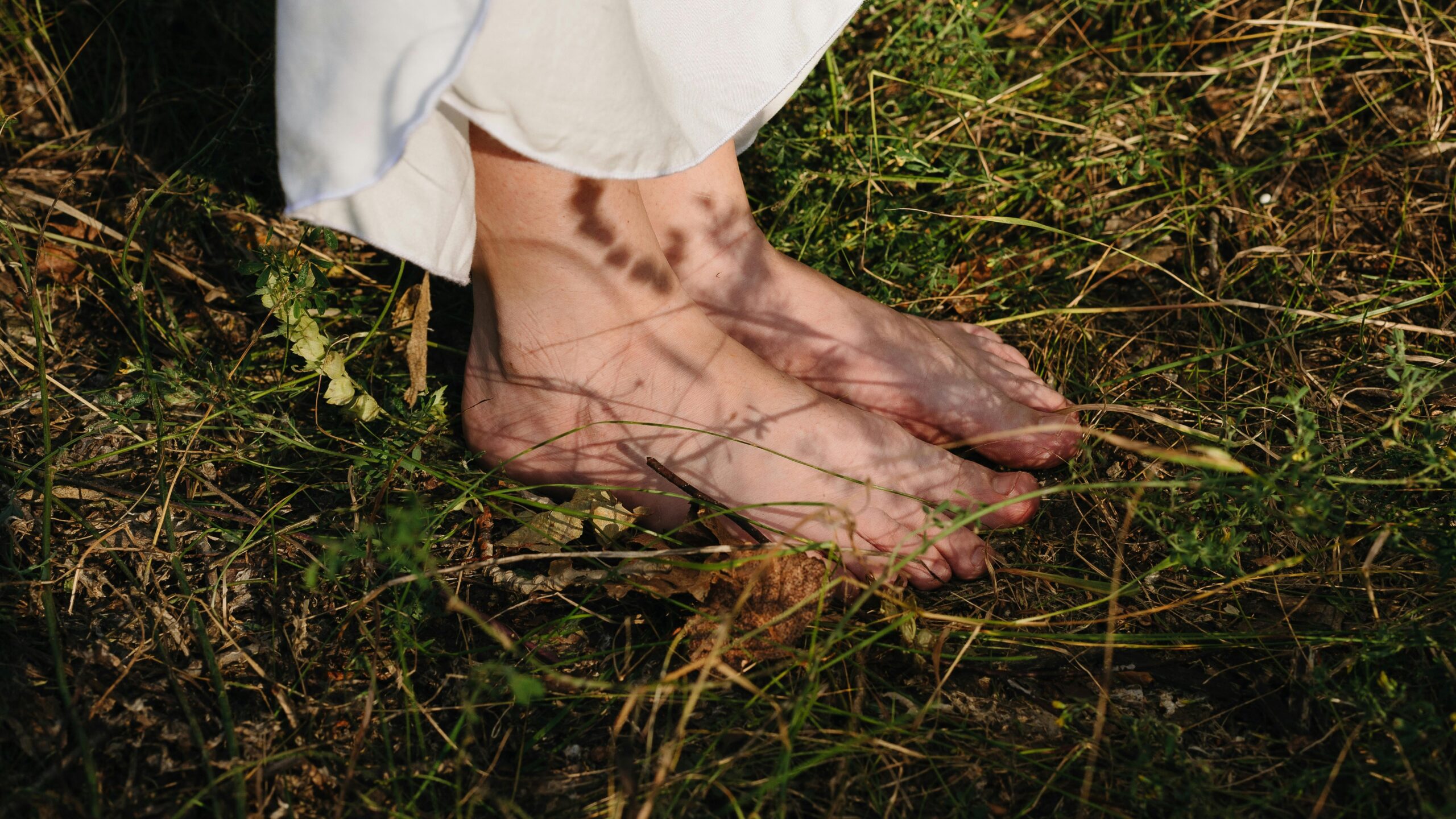 Pieds gonflés en été à cause de la chaleur et de la rétention d’eau.