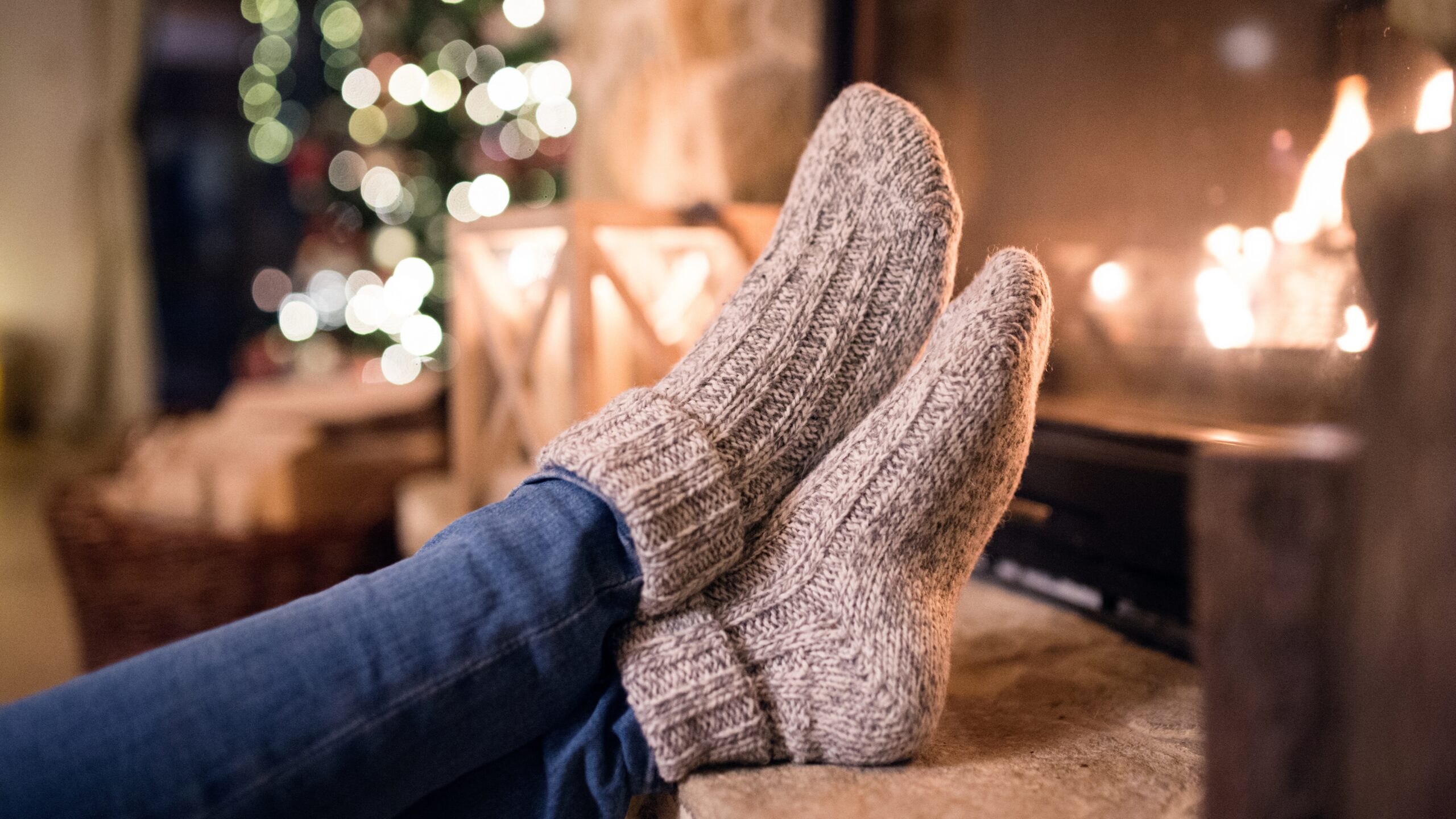 Pieds au chaud dans de grosses chaussettes pour soulager la sensation de froid – solutions naturelles contre les pieds froids